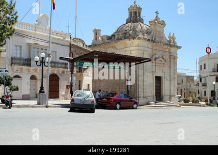 Une file d'attente à la station d'essence à Pjazza San Nikola, Siggiewi, Malte, le samedi 28 mai 2011 Banque D'Images