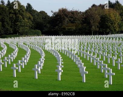 Grave à la croix du Cimetière Américain Henri-Chapelle en Belgique Banque D'Images