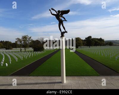 L'Bronce Angel devant de graves traverse Cimetière Américain Henri-Chapelle Belgique Banque D'Images