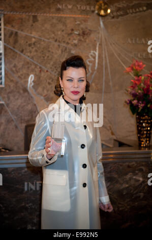 New York, USA. 22 octobre, 2014. L'actrice DEBORAH MAZAR lights l'Empire State Building rouge, blanc et bleu en l'honneur de la New York Police & Fire Widows' & fonds de la prestation des enfants, mercredi 22 octobre, 2014. Credit : ZUMA Press, Inc./Alamy Live News Banque D'Images