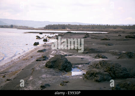 D'énormes rochers volcaniques sur Simpson Harbour de Mt. Volcan Tavurvur, Rabaul, en Nouvelle Bretagne Island, Papouasie-Nouvelle-Guinée Banque D'Images