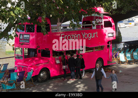 Un bus à impériale rose Snog yogourt congelé de vente sur la rive sud de Londres. Banque D'Images