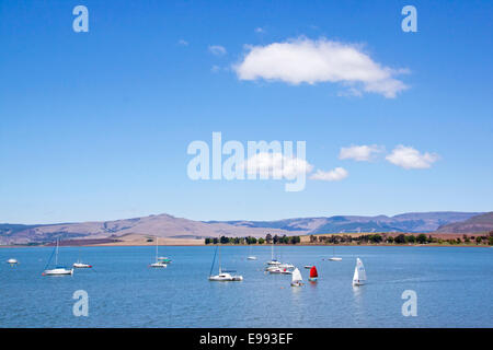 Voir plus de yachts en barrage et nuageux ciel bleu paysage à Midmar Dam dans les Midlands du KwaZulu Natal en Afrique du Sud Banque D'Images