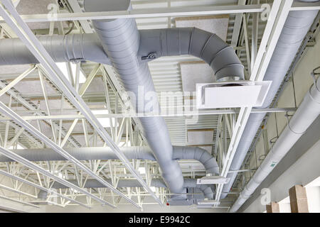 Conduit de ventilation dans un bâtiment moderne de travail Banque D'Images