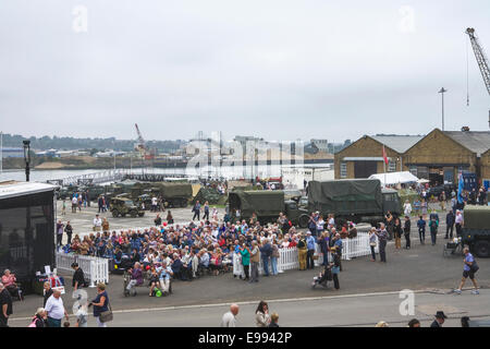 Le chantier naval historique, Chatham, Kent, Angleterre, Royaume-Uni. Les visiteurs de l'arsenal et la rivière Medway. Banque D'Images