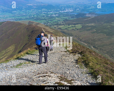 dh Lakeland randonneurs GRISEDABLE PIKE LAKE DISTRICT sentier uk randonnée personnes montagnes randonneurs randonnée randonnée sur la montagne angleterre randonnée à cumbria Banque D'Images