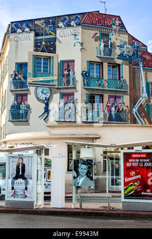 Arrêt de bus et la peinture murale Cinéma Cannes a propos de stars de cinéma dans la ville de Cannes, French Riviera, Côte d'Azur, France Banque D'Images