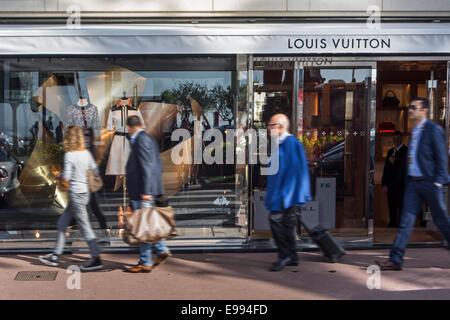 Louis Vuitton store dans la ville de Cannes, French Riviera, Côte d'Azur, Alpes-Maritimes, France Banque D'Images