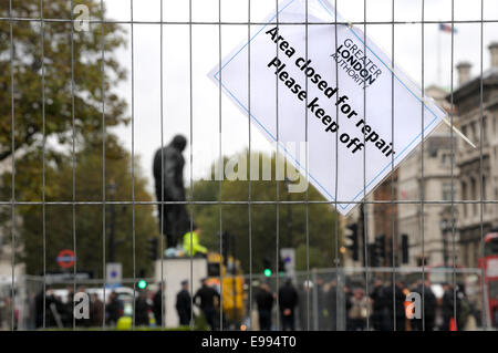 Londres, Royaume-Uni. 22 octobre, 2014. Occupy London protestataire reste sur le socle de la statue de Winston Churchill à la place du Parlement que la police commence à arrêter des gens qui jettent de la nourriture et de l'eau pour lui. Le carré a été clôturé pour "réparation" Banque D'Images