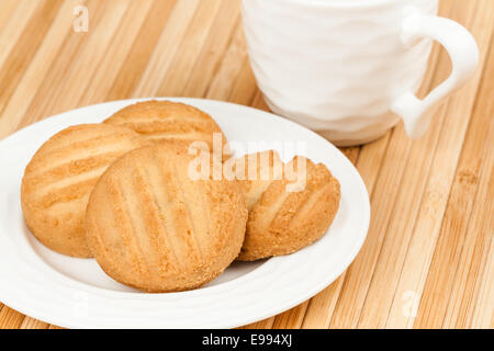 Un ensemble de produits frais, biscuits maison situé sur une plaque avec une tasse de café. Banque D'Images