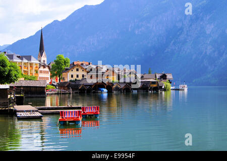 Village au bord du lac de Hallstatt dans les Alpes d'Autriche Banque D'Images