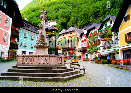 Place de la ville colorée dans le village de Hallstatt, Autriche Banque D'Images