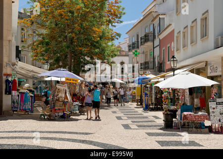 Le Portugal, l'Algarve, rue commerçante dans le centre de la vieille ville de Lagos Banque D'Images