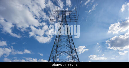 Centré Electric à plus de ciel bleu et nuages Banque D'Images