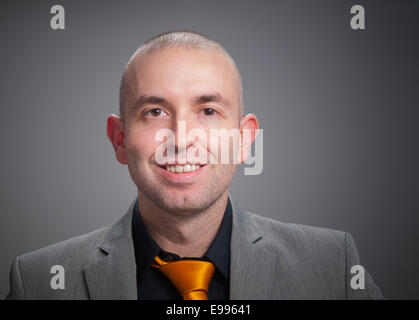 Smiling businessman looking at camera et isolé sur fond gris. Banque D'Images