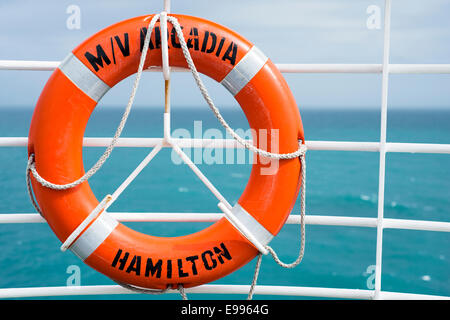 Lifebouy sur le pont de MV Arcadia alors qu'elle navigue en mer du Nord Banque D'Images