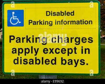 Panneau d'information Parking Handicapés Parking payant sauf en mobilité bays Banque D'Images
