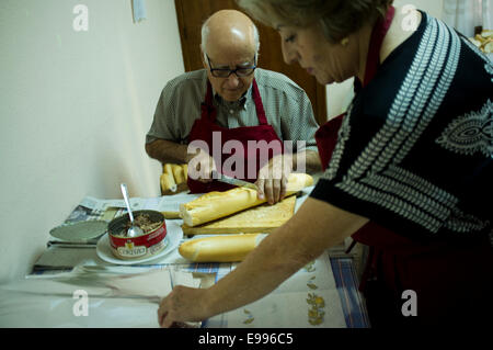 Les immigrants temporaires viennent à Valdepeñas, Ciudad Real, Espagne, de travailler en vendanges. Ils vivent dans de mauvaises conditions et rendez-co Banque D'Images