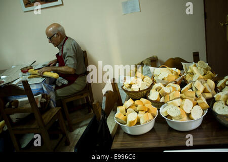 Les immigrants temporaires viennent à Valdepeñas, Ciudad Real, Espagne, de travailler en vendanges. Ils vivent dans de mauvaises conditions et rendez-co Banque D'Images