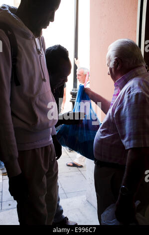 Les immigrants temporaires viennent à Valdepeñas, Ciudad Real, Espagne, de travailler en vendanges. Ils vivent dans de mauvaises conditions et rendez-co Banque D'Images