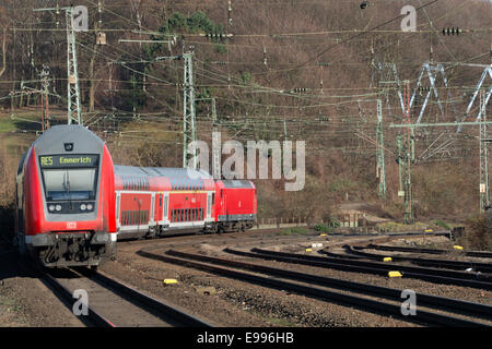 RE5 (Regional Express) train de passagers de Emmerich en passant par l'ouest de Cologne, Allemagne. Banque D'Images