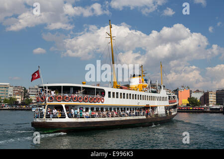 ISTANBUL, TURQUIE - 22 juin 2014 : Sehir Hatlari en ferry du port de Kadikoy. Sehir Hatlari a été créé en 1844 et maintenant c Banque D'Images