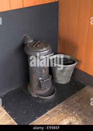 Dh Highland Folk Museum NEWTONMORE INVERNESSSHIRE vintage vieux poêle à charbon traditionnelles bougies Banque D'Images