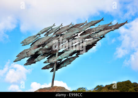 Sculpture par John Cleal hareng à l'entrée du port, Fishguard, Pembrokeshire, Pays de Galles UK Banque D'Images