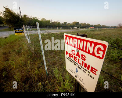 Texas, USA. 22 octobre, 2014. Première fois les électeurs du Texas peser l'interdiction de l'extraction du pétrole. De Gaz à l'intérieur des limites de la ville lance un avertissement sur les pipe-line et de "vote pas de support de forage responsable." Photo : J. G. Domke/Alamy Live News Banque D'Images