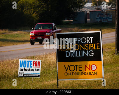 Denton, Texas, les résidents vote pour interdire le forage de gaz naturel et de l'il dans les limites de la ville. Il a été adopté, mais l'état du Texas a décidé que ce n'était pas admis qu'il devait venir de l'état pas les électeurs. Banque D'Images