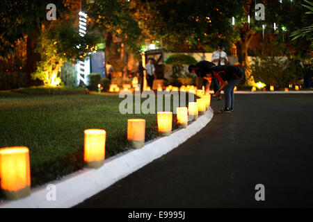 Le centre de Jakarta, Jakarta, Indonésie. 23 Oct, 2014. Deepawali, la fête des lumières, est célébrée avec ferveur et joie par la communauté indienne à travers le monde. La journée marque également le début de la nouvelle année, selon le calendrier hindou traditionnel chaque 23 octobre. Pour marquer l'occasion, l'Ambassadeur de l'Inde à l'Indonésie M. Gurjit Singh a organisé un '' 'Fonction Deepawali' dans la maison de l'Inde. Les hauts dignitaires de l'Indonésie, les membres du corps diplomatique, des hommes d'affaires, professionnels et personnels des médias ont été invités à la fonction. Credit : ZUMA Press, Inc./Alamy Live News Banque D'Images