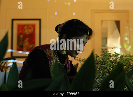 Le centre de Jakarta, Jakarta, Indonésie. 23 Oct, 2014. Deepawali, la fête des lumières, est célébrée avec ferveur et joie par la communauté indienne à travers le monde. La journée marque également le début de la nouvelle année, selon le calendrier hindou traditionnel chaque 23 octobre. Pour marquer l'occasion, l'Ambassadeur de l'Inde à l'Indonésie M. Gurjit Singh a organisé un '' 'Fonction Deepawali' dans la maison de l'Inde. Les hauts dignitaires de l'Indonésie, les membres du corps diplomatique, des hommes d'affaires, professionnels et personnels des médias ont été invités à la fonction. Credit : ZUMA Press, Inc./Alamy Live News Banque D'Images