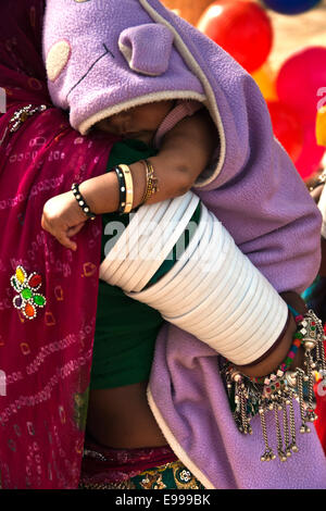 Petite fille dormir dans les bras de sa mère,Udaipur,Rajasthan, Inde Banque D'Images