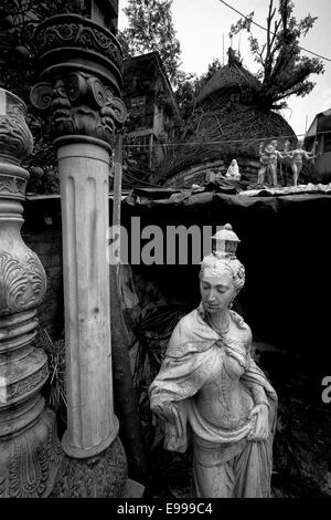 Une statue est en préparation dans la banlieue de potiers traditionnels Kumartuli nommé pour le kumars (sculpteurs), Kolkata, Inde Banque D'Images