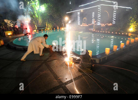 Le centre de Jakarta, Jakarta, Indonésie. 23 Oct, 2014. Deepawali, la fête des lumières, est célébrée avec ferveur et joie par la communauté indienne à travers le monde. La journée marque également le début de la nouvelle année, selon le calendrier hindou traditionnel chaque 23 octobre. Pour marquer l'occasion, l'Ambassadeur de l'Inde à l'Indonésie M. Gurjit Singh a organisé un '' 'Fonction Deepawali' dans la maison de l'Inde. Les hauts dignitaires de l'Indonésie, les membres du corps diplomatique, des hommes d'affaires, professionnels et personnels des médias ont été invités à la fonction. Credit : ZUMA Press, Inc./Alamy Live News Banque D'Images