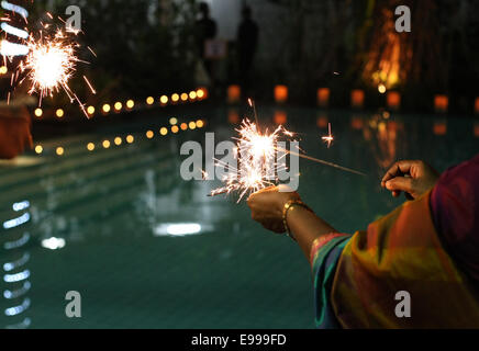 Le centre de Jakarta, Jakarta, Indonésie. 23 Oct, 2014. Deepawali, la fête des lumières, est célébrée avec ferveur et joie par la communauté indienne à travers le monde. La journée marque également le début de la nouvelle année, selon le calendrier hindou traditionnel chaque 23 octobre. Pour marquer l'occasion, l'Ambassadeur de l'Inde à l'Indonésie M. Gurjit Singh a organisé un '' 'Fonction Deepawali' dans la maison de l'Inde. Les hauts dignitaires de l'Indonésie, les membres du corps diplomatique, des hommes d'affaires, professionnels et personnels des médias ont été invités à la fonction. Credit : ZUMA Press, Inc./Alamy Live News Banque D'Images