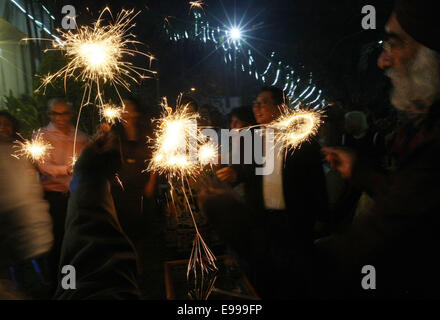 Le centre de Jakarta, Jakarta, Indonésie. 23 Oct, 2014. Deepawali, la fête des lumières, est célébrée avec ferveur et joie par la communauté indienne à travers le monde. La journée marque également le début de la nouvelle année, selon le calendrier hindou traditionnel chaque 23 octobre. Pour marquer l'occasion, l'Ambassadeur de l'Inde à l'Indonésie M. Gurjit Singh a organisé un '' 'Fonction Deepawali' dans la maison de l'Inde. Les hauts dignitaires de l'Indonésie, les membres du corps diplomatique, des hommes d'affaires, professionnels et personnels des médias ont été invités à la fonction. Credit : ZUMA Press, Inc./Alamy Live News Banque D'Images