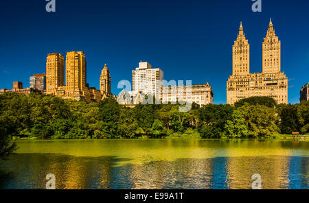 Bâtiments dans le quartier historique de l'ouest de Central Park et le lac à Central Park, à Manhattan, New York. Banque D'Images