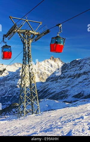 Deux cabines de téléphérique rouge sur station de sport d'hiver dans les Alpes suisses Banque D'Images