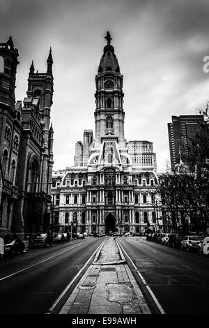 La médiane sur Broad Street et l'Hôtel de ville dans le centre ville, Philadelphie, Pennsylvanie. Banque D'Images
