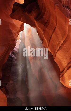 Les faisceaux lumineux dans des formations de roche rougeoyant dans la région de Antelope Canyon Banque D'Images