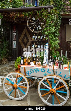 Une bouteille de vin Afficher panier dans un restaurant et bar à Nessebar, Bulgarie, Europe. Banque D'Images