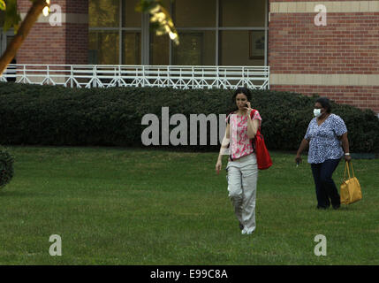 Houston, USA. 22 octobre, 2014. Les travailleurs quittent l'hôpital Ben Taub General Hospital après un incident s'est passé ici, à Houston, Texas, États-Unis, le 22 octobre 2014. Un homme et une femme ont été tués dans la fusillade qui s'est passé le jeudi à la clinique externe de pharmacie de l'hôpital, selon la police. Credit : Chanson Qiong/Xinhua/Alamy Live News Banque D'Images