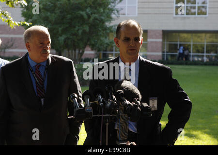 Houston, USA. 22 octobre, 2014. Le porte-parole du Département de Police de Houston John Cannon (R) s'adresse aux journalistes à l'extérieur de l'Hôpital Général Ben Taub à Houston, Texas, États-Unis, le 22 octobre 2014. Un homme et une femme ont été tués dans la fusillade qui s'est passé le jeudi à la clinique externe de pharmacie de l'hôpital, selon la police. Credit : Chanson Qiong/Xinhua/Alamy Live News Banque D'Images