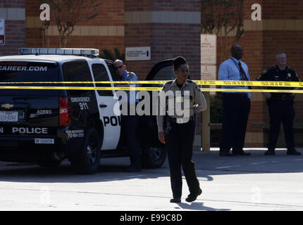 Houston, USA. 22 octobre, 2014. Un policier monte la garde à l'emplacement d'une fusillade à l'Hôpital Général Ben Taub à Houston, Texas, États-Unis, le 22 octobre 2014. Un homme et une femme ont été tués dans la fusillade qui s'est passé le jeudi à la clinique externe de pharmacie de l'hôpital, selon la police. Credit : Chanson Qiong/Xinhua/Alamy Live News Banque D'Images