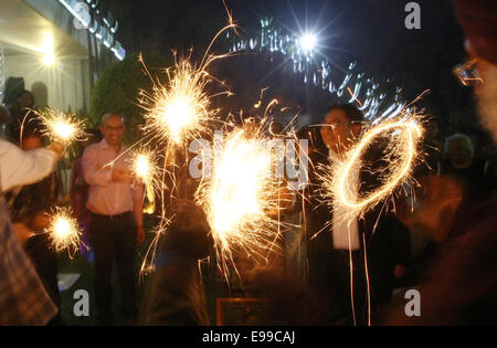 Le centre de Jakarta, Indonésie. 23 Oct, 2014. Diwali, la fête des lumières, est célébrée avec ferveur et joie par la communauté indienne à travers le monde. La journée marque également le début de la nouvelle année, selon le calendrier hindou traditionnel chaque 23 octobre. Cierges étaient allumés qui est partie essentielle du festival. © Afriadi Hikmal/ZUMA/Alamy Fil Live News Banque D'Images