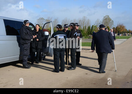 Assemblage de la police pour vérifier le National Memorial Arboretum, Staffordshire, Royaume-Uni, avant la visite de Sophie de la comtesse de Wessex Banque D'Images