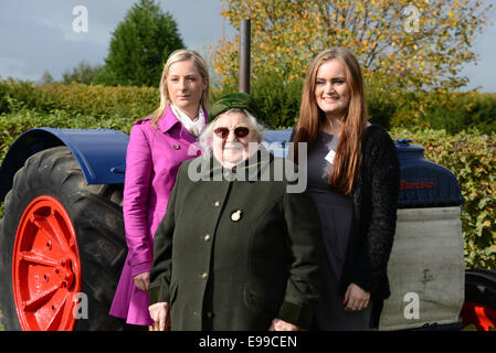 Marie Wright, ancien Land Girl, petite-fille d'Isobel Wright et Sarah Martin, deux modèles pour la terre les filles statue Banque D'Images