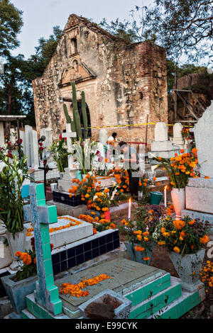 Les familles mexicaines allumer des bougies à la tombe de la famille pour le jour de la fête des morts connus en espagnol comme día de muertos à Banque D'Images