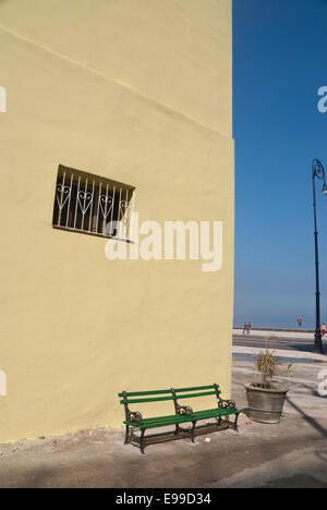 Un banc de parc contre un mur au coin d'une rue du Malecon de La Havane Cuba Banque D'Images